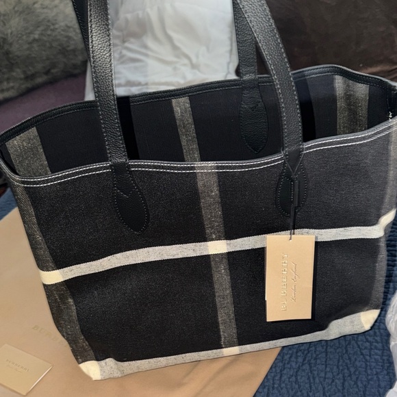 Burberry Black and Cream Plaid Tote Bag “Doodle tote” REVERSIBLE 🔄 - Picture 5 of 6